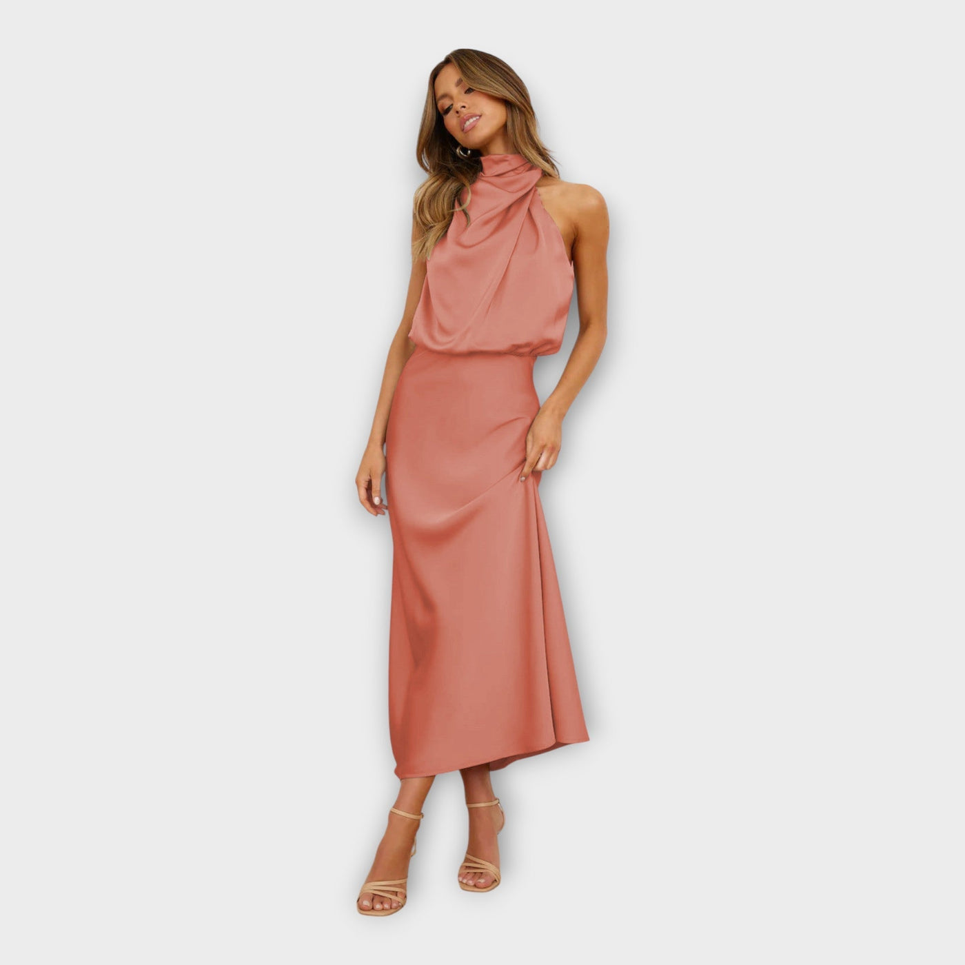 Hosszú Selyemruha Magas Nyakkal és Nyitott Háttal