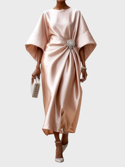 Szatén Ruha Oldalsó Plissével és Dekoratív Csattal