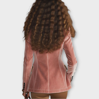 Velúr szabott zakó figyelemfelkeltő díszítéssel