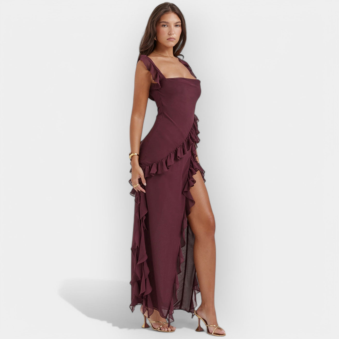 Rövid, hasított és fodros részletekkel rendelkező ruha