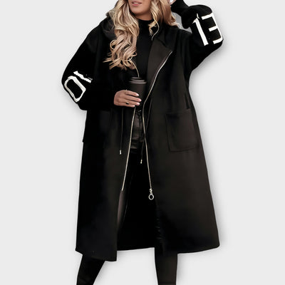 Hosszú, kapucnis kabát kifejező ujjakkal