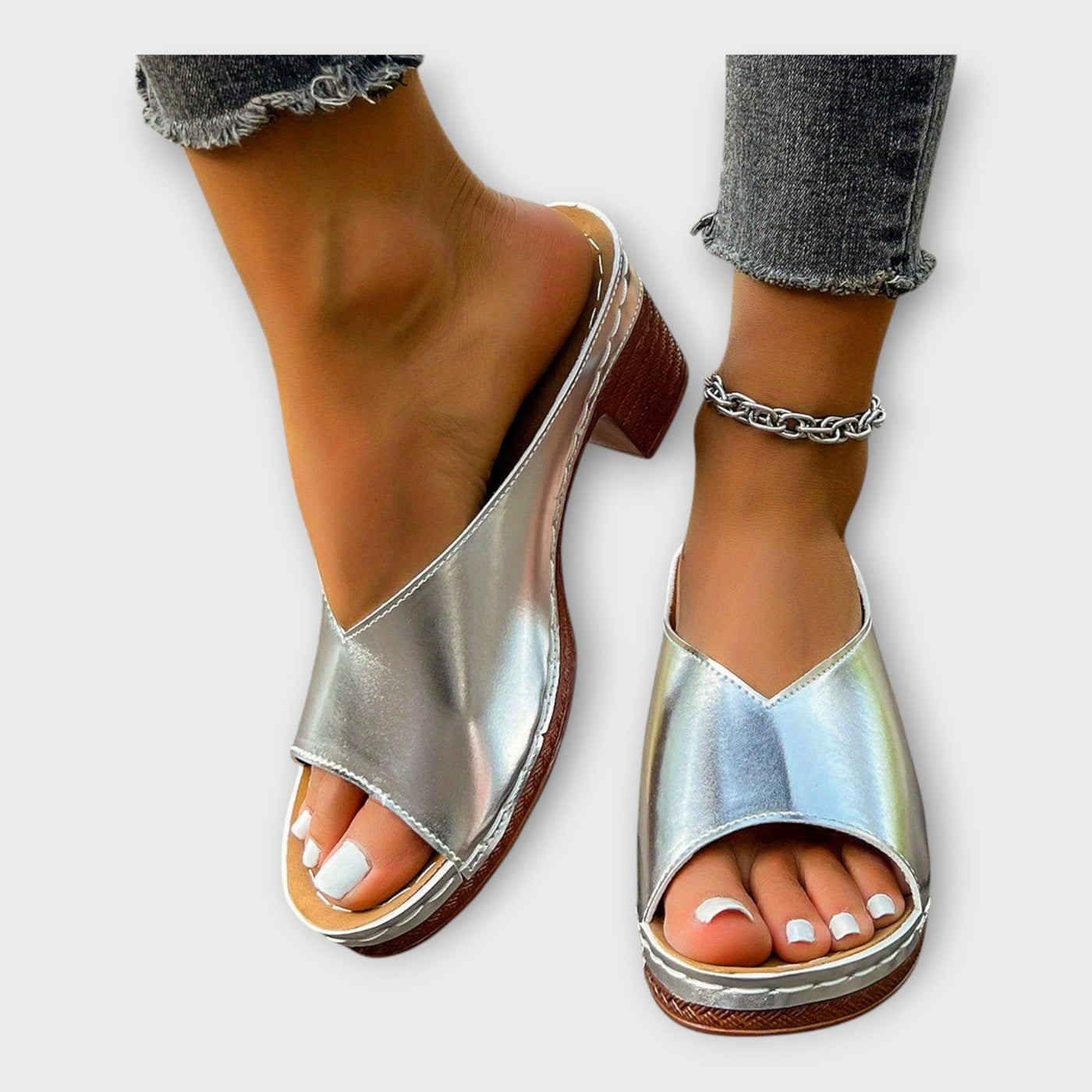 Magas sarkú cipők vastag sarokkal és nyitott háttal