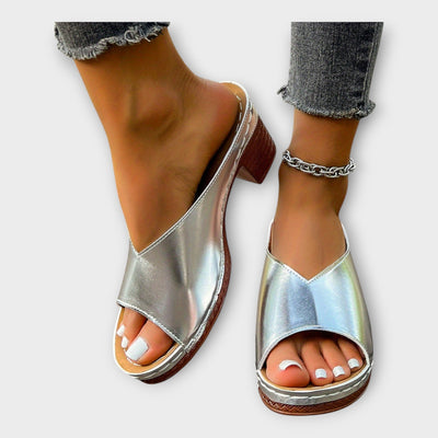 Magas sarkú cipők vastag sarokkal és nyitott háttal