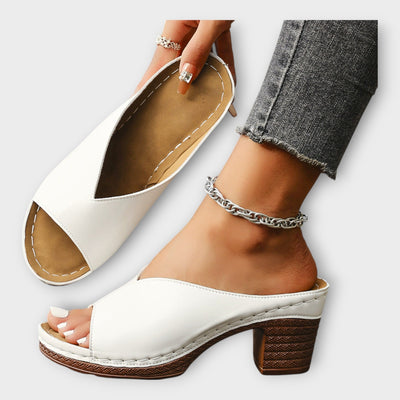 Magas sarkú cipők vastag sarokkal és nyitott háttal