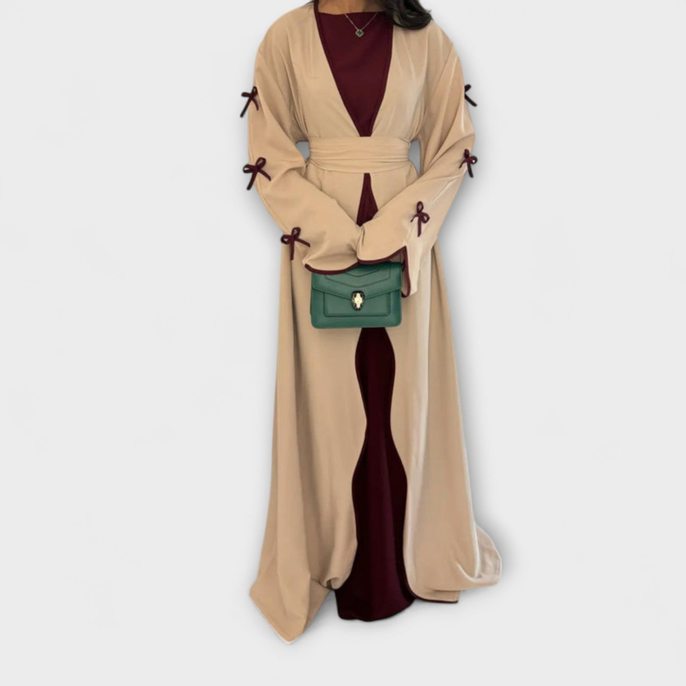 Stílusos kardigán és ruha kombináció csíkos díszítéssel