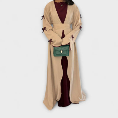 Stílusos kardigán és ruha kombináció csíkos díszítéssel