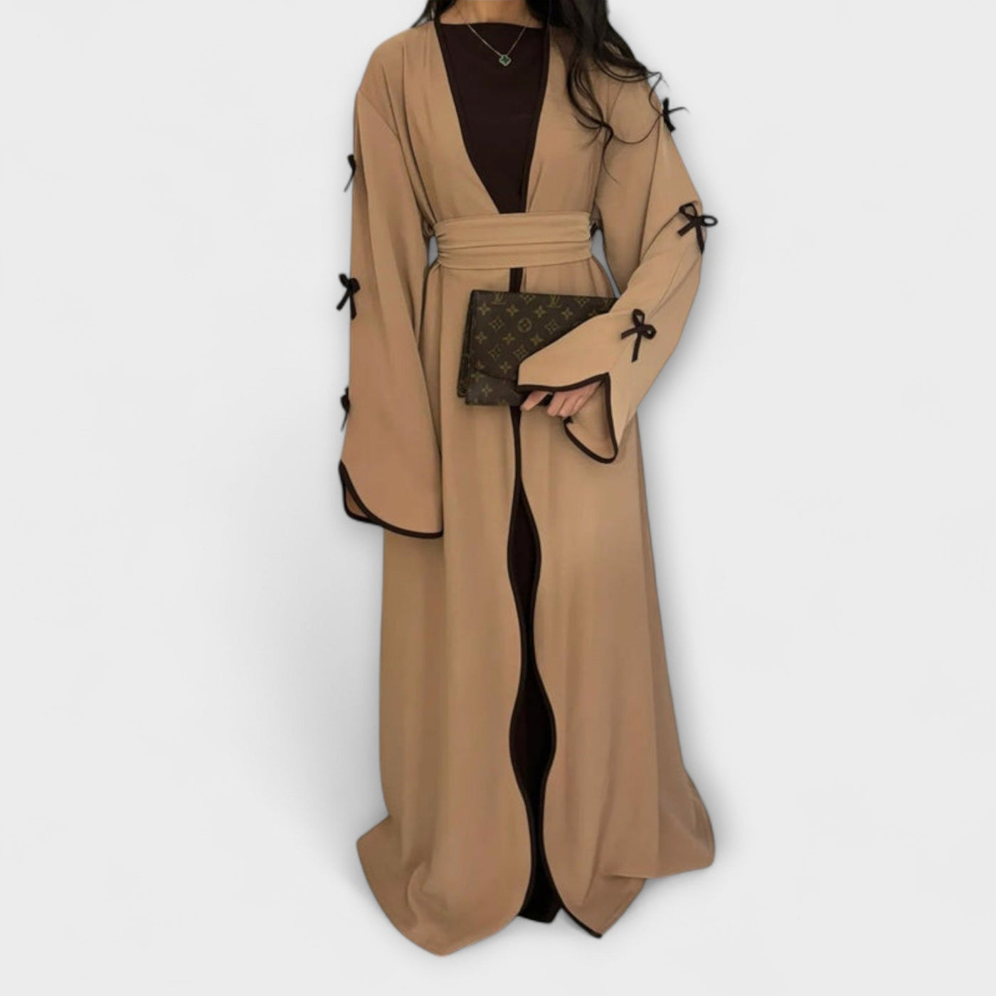 Stílusos kardigán és ruha kombináció csíkos díszítéssel