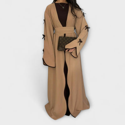 Stílusos kardigán és ruha kombináció csíkos díszítéssel