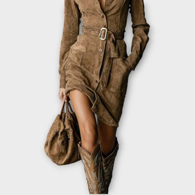 Suede övvel ellátott ingruha