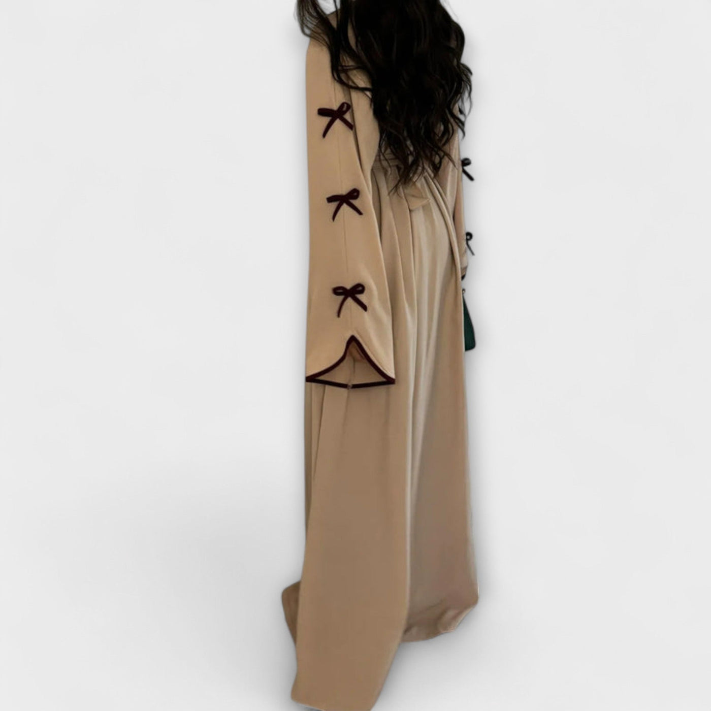 Stílusos kardigán és ruha kombináció csíkos díszítéssel