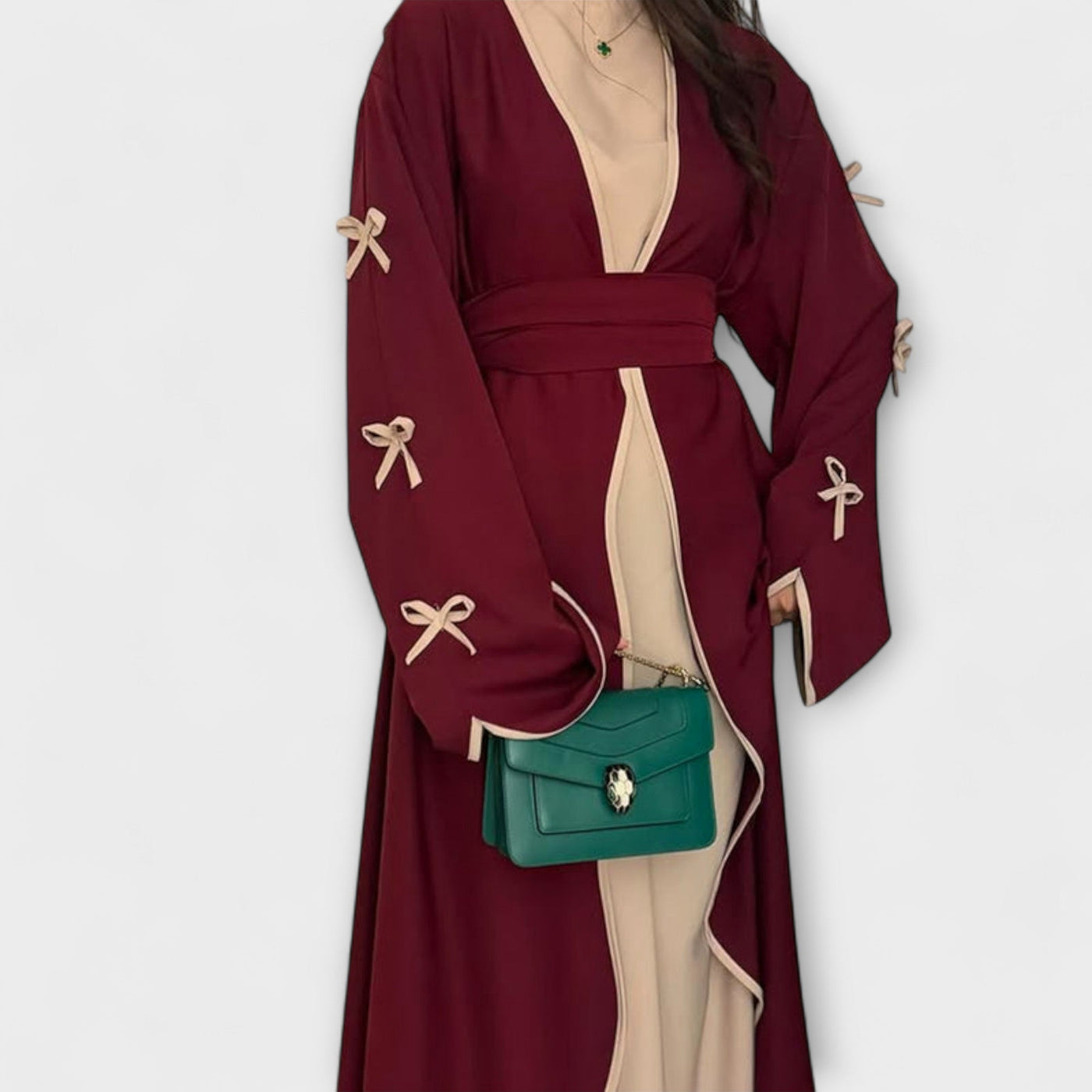 Stílusos kardigán és ruha kombináció csíkos díszítéssel