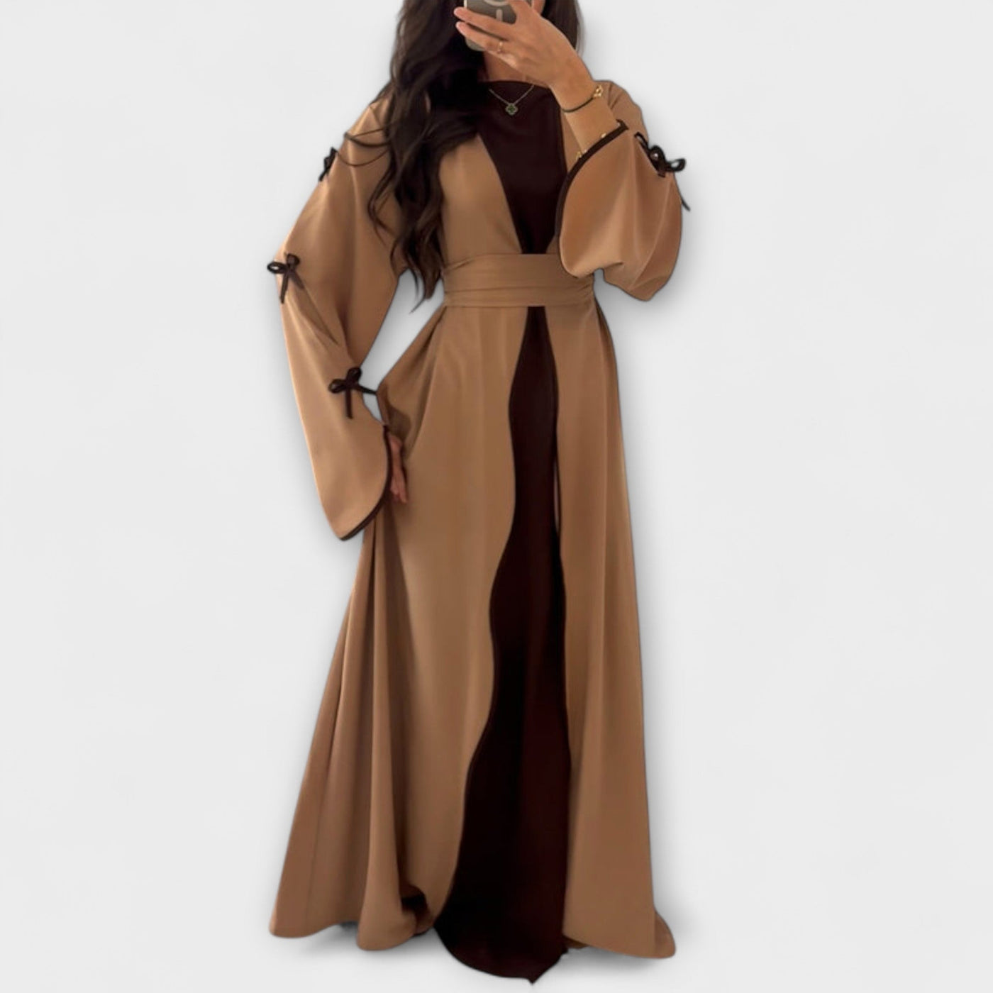 Stílusos kardigán és ruha kombináció csíkos díszítéssel