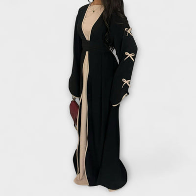 Stílusos kardigán és ruha kombináció csíkos díszítéssel