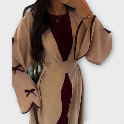 Stílusos kardigán és ruha kombináció csíkos díszítéssel