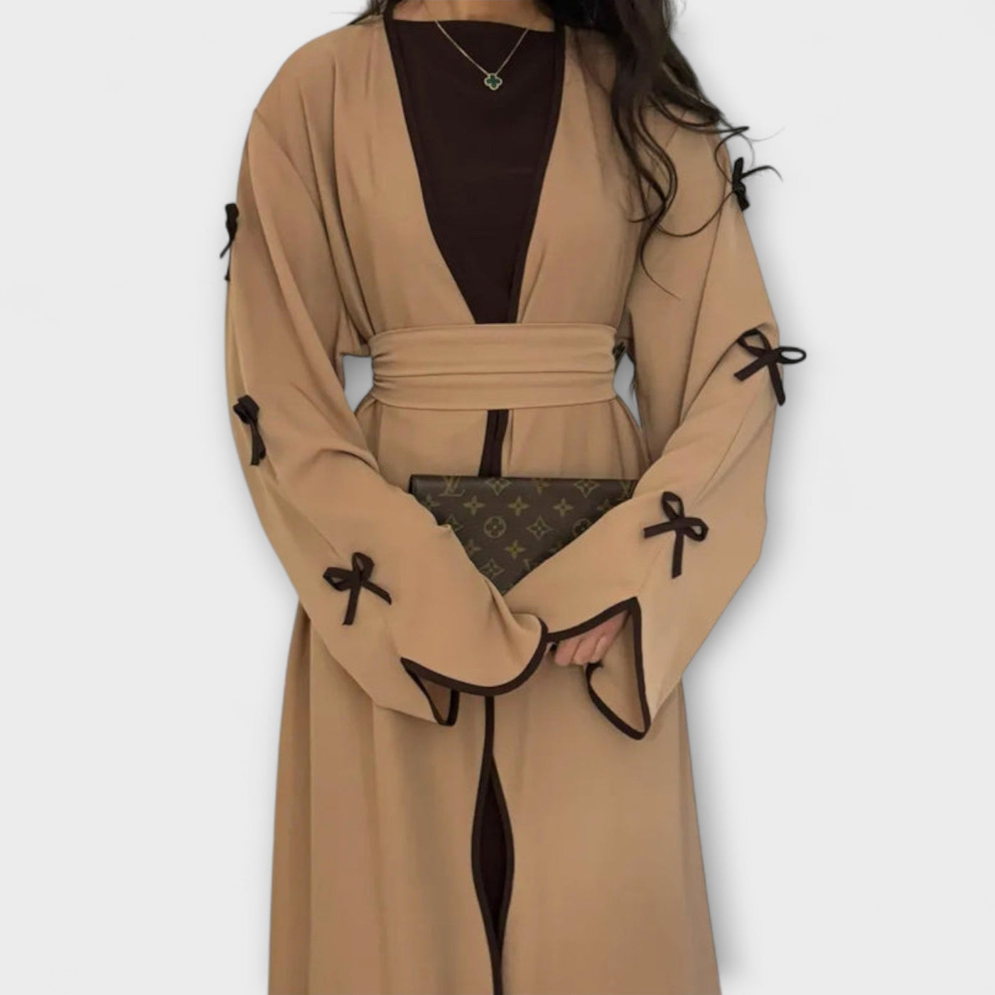 Stílusos kardigán és ruha kombináció csíkos díszítéssel