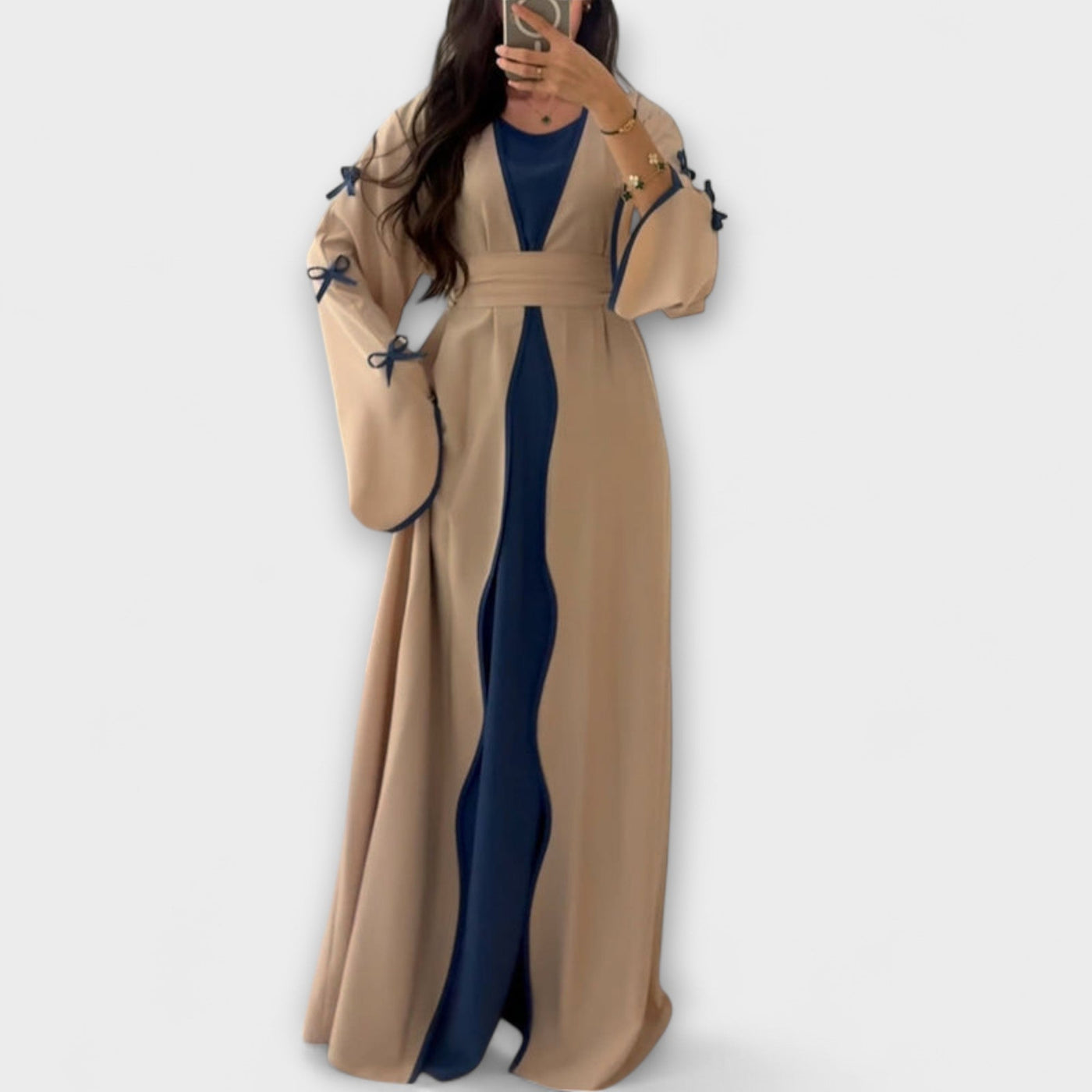 Stílusos kardigán és ruha kombináció csíkos díszítéssel