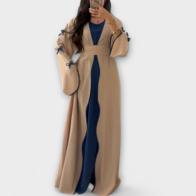 Stílusos kardigán és ruha kombináció csíkos díszítéssel