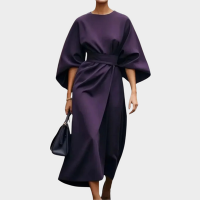 Elegáns Minimalista Ruha Övvel és Széles Ujjakkal