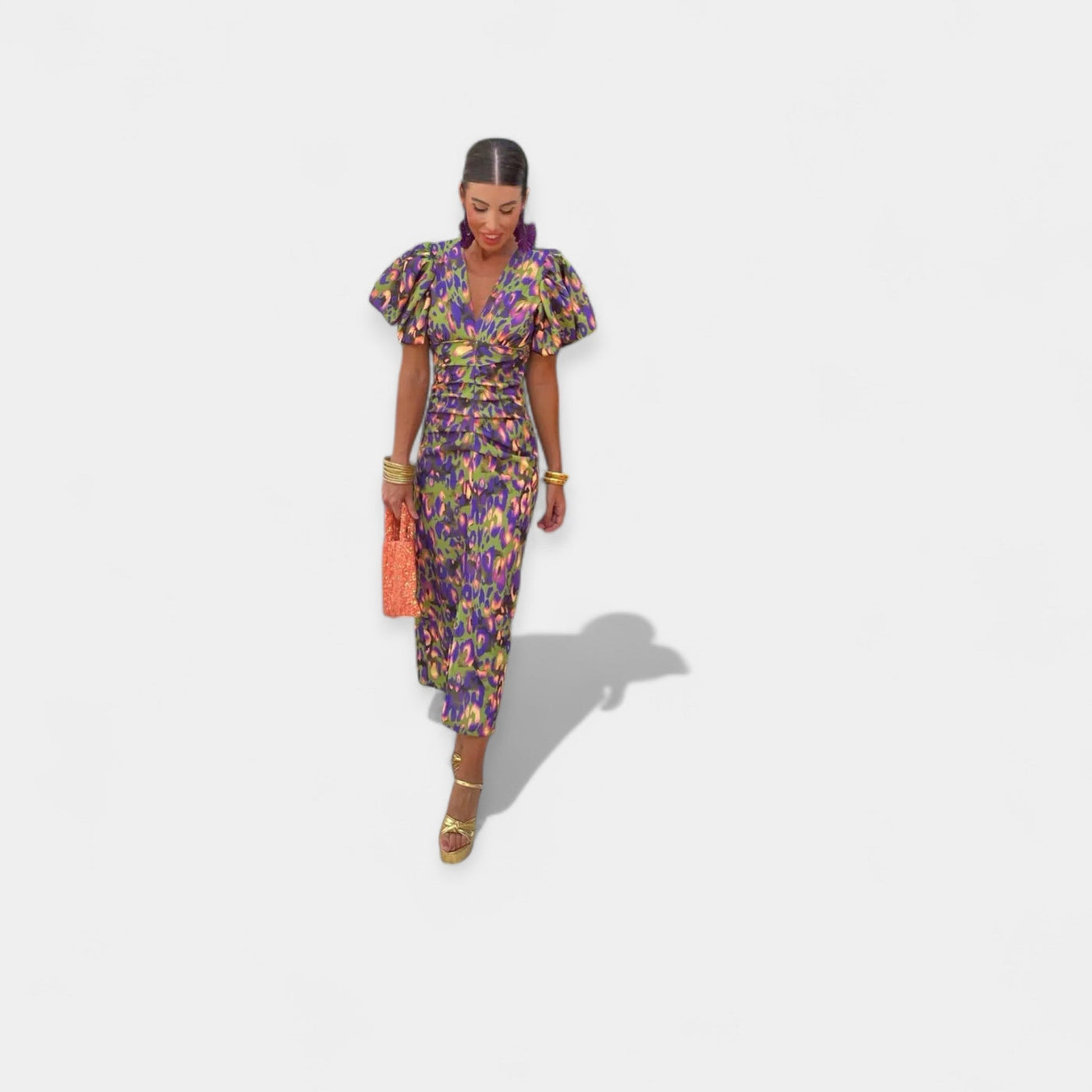 Ujjú és fodros ruha