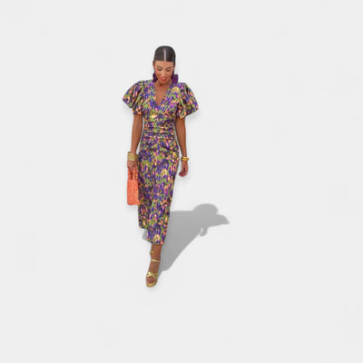 Ujjú és fodros ruha