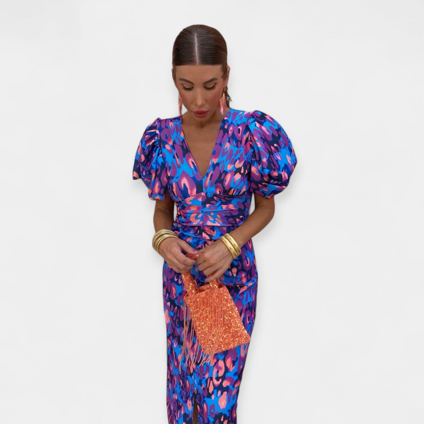 Ujjú és fodros ruha