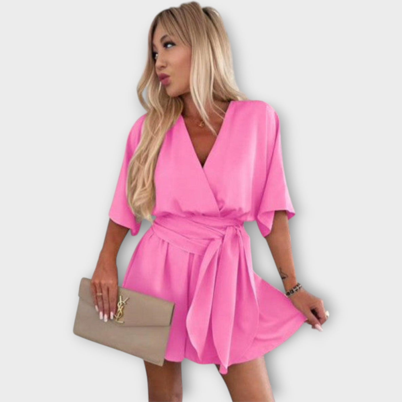 Légies nyári ruha fodrokkal és övvel