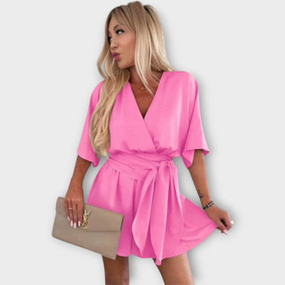 Légies nyári ruha fodrokkal és övvel