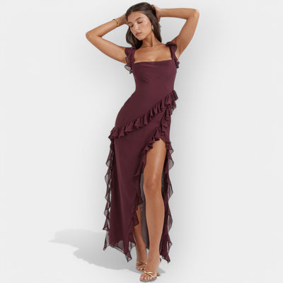 Rövid, hasított és fodros részletekkel rendelkező ruha