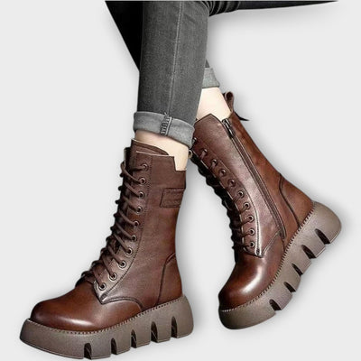 Merész élű, tömzsi katonai csizmák