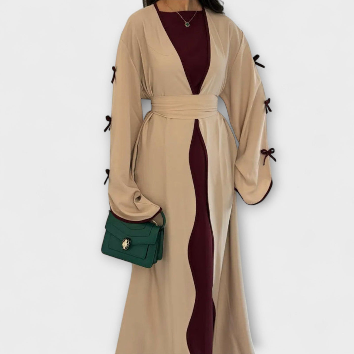 Stílusos kardigán és ruha kombináció csíkos díszítéssel