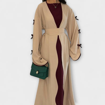 Stílusos kardigán és ruha kombináció csíkos díszítéssel