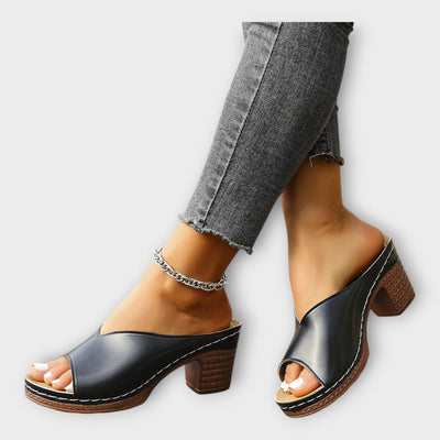 Magas sarkú cipők vastag sarokkal és nyitott háttal