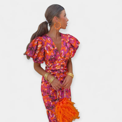 Ujjú és fodros ruha