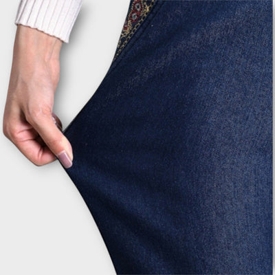 Női farmernadrág oldalsó zsebekkel és rugalmas derékkal